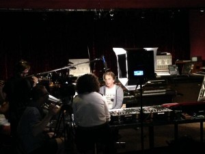 Jarre com a produção do documentário "Zoolook Experience" em seu estúdio perto de Paris.